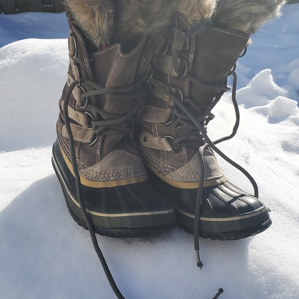 Lace up Sorel Winter Boots with removable lining